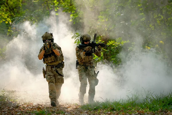 Due Soldati Con Uniforme Combattimento Camminano Terra Puntano Pistola Contro — Foto Stock