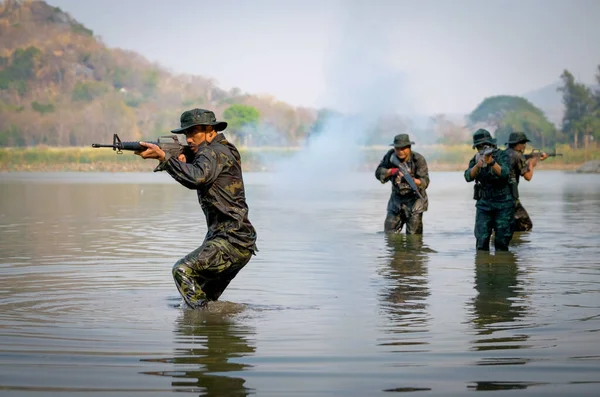 Jeden Azjatycki Żołnierz Trzyma Broń Kieruje Się Front Przed Swoją — Zdjęcie stockowe