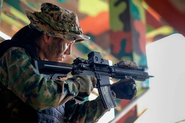Azjatki Piękne Kobieta Żołnierz Trzymać Broń Skierować Cel Ponad Kierunkiem — Zdjęcie stockowe
