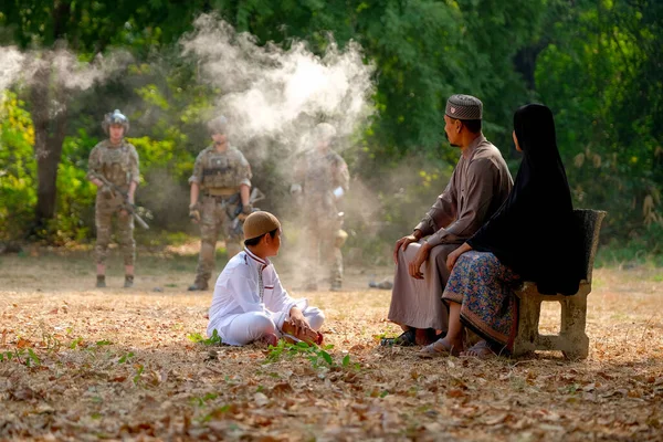 Muzułmańska Rodzina Siedzi Pobliżu Dżungli Patrzeć Zespół Żołnierzy Koncepcją Ludzi — Zdjęcie stockowe
