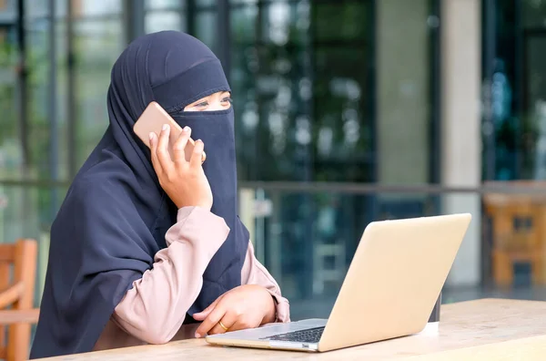 Menina Muçulmana Com Hijab Chamada Para Seu Colega Trabalho Amigos — Fotografia de Stock