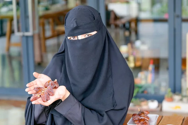 Belangrijkste Focus Dadelpalm Bij Hand Van Moslim Meisje Met Gezicht — Stockfoto