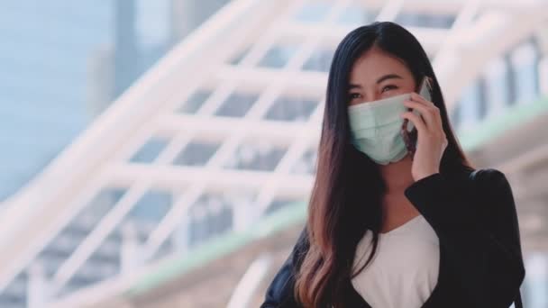 Portret Van Een Zakenvrouw Met Een Hygiënemasker Gebruikt Een Mobiele — Stockvideo