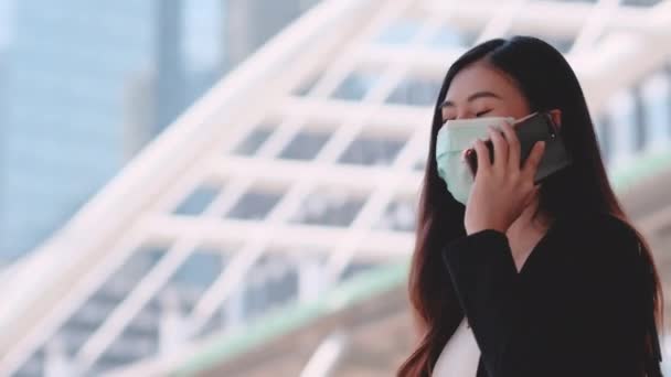 Porträtt Affärskvinna Med Hygienmask Vända Tillbaka Och Använda Mobiltelefon Eller — Stockvideo