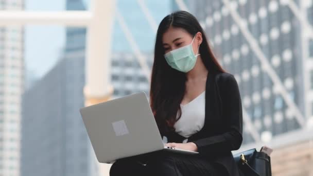 Geschäftsmädchen Mit Hygienemaske Verwenden Laptop Computer Mit Anderen Menschen Aus — Stockvideo