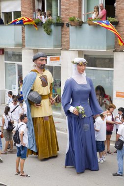 Devler ve büyük kafaları parade