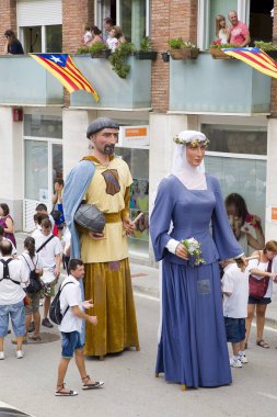 Devler ve büyük kafaları parade