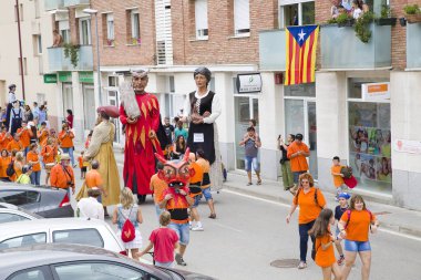 Devler ve büyük kafaları parade