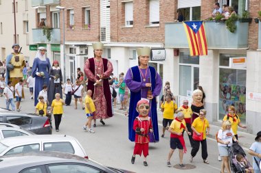 Devler ve büyük kafaları parade