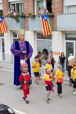 Devler ve büyük kafaları parade