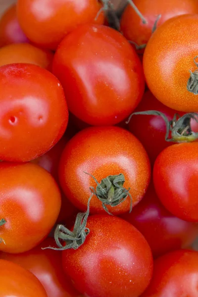 Algunos tomates rojos en un mercado —  Fotos de Stock