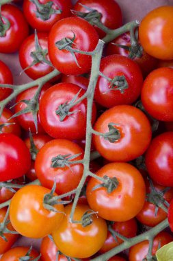 Bir pazarda kırmızı domates