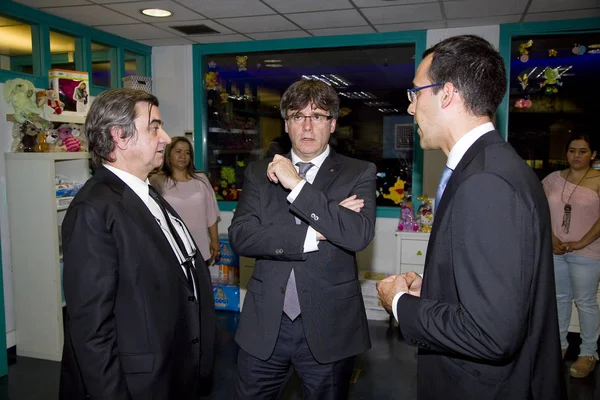 Carles Puigdemont, Presidente da Generalitat da Catalunha, numa ONG — Fotografia de Stock