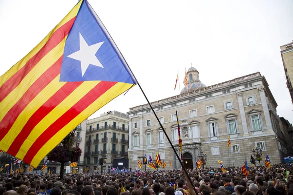 La Catalogne déclare son indépendance de l'Espagne — Photo