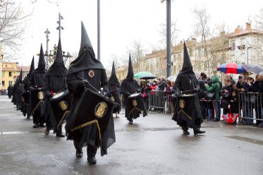 İnsanlara alay de la Sanch, Güney Avrupa sırasında Paskalya kutsal hafta, 25 Mart 2016, Perpignan, Fransa'nın çeşitli şehirlerde düzenlenen bir töreni.