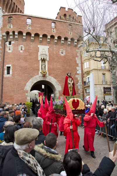 在2016年3月25日在法国佩皮尼昂举行的复活节圣周期间 在南部欧洲几个城镇举办的 Sanch 游行的人们 — 图库照片