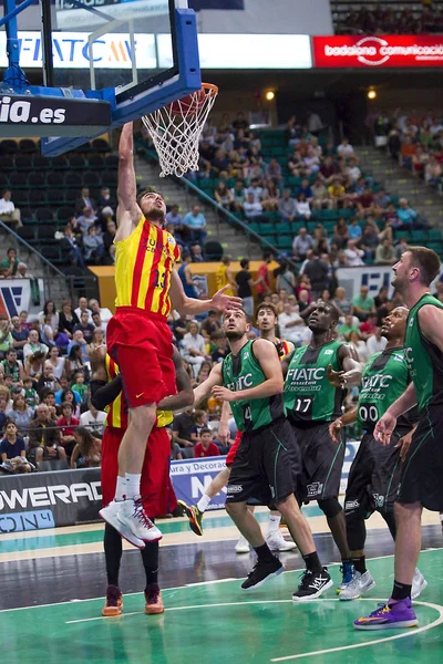 スペインAcbバスケットボールリーグの一部の選手は 2015年5月30日にスペインのバダロンで ヨヴェント バダッラナとFcバルセロナの間で 最終スコア74 80の間に行動を起こしました — ストック写真