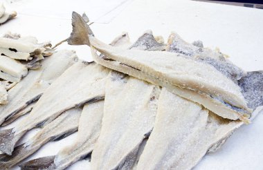 Kurutulmuş ve tuzlanmış morina balığı..