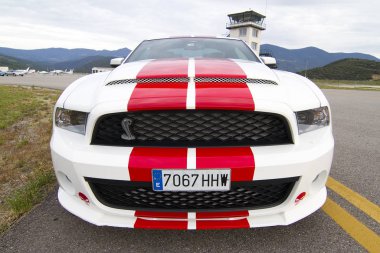 7 Ekim 2012 'de La Seu d' Urgell, İspanya 'da American Car Club tarafından düzenlenen Road and Track yarışlarına bir Ford Shelby Cobra katılıyor..