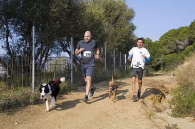Canicross Entrevinyes yarışına katılan insanlar, 9 Şubat 2020 tarihinde, Alella, Barcelona, İspanya.