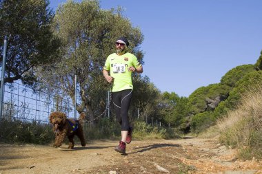 Canicross Entrevinyes yarışına katılan insanlar, 9 Şubat 2020 tarihinde, Alella, Barcelona, İspanya.