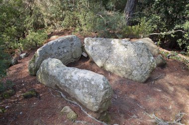 Can Gol Dolmen, 3500 - 2250 AC, La Roca del Valles, Barselona, İspanya.