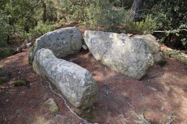 Can Gol Dolmen, 3500 - 2250 AC, La Roca del Valles, Barselona, İspanya.