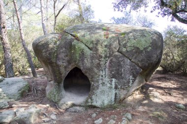 Tarih öncesi çukur kayası, La Roca del Valles, İspanya.