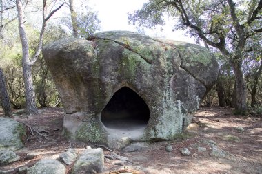 Tarih öncesi çukur kayası, La Roca del Valles, İspanya.