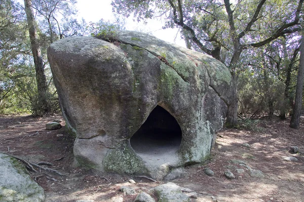 Prehistorische Hole Rock Roca Del Valles Spanje — Stockfoto