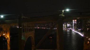 Köprü ve cityscape panorama trafik görünümü