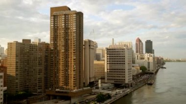 binalar blok ve sokak trafik görünümünü 