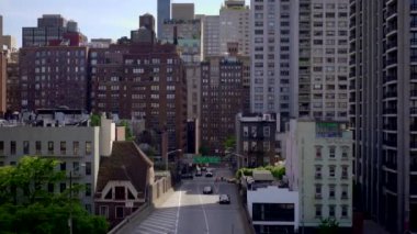 binalar blok ve sokak trafik görünümünü 