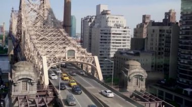 binalar blok ve sokak trafik görünümünü 