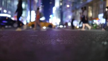 İnsanlar karşıdan karşıya geçiyor 