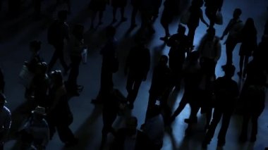 İnsanlar şehirde commuting. 