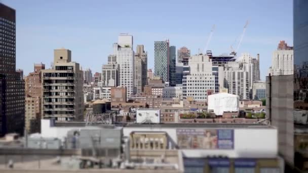 Vista de blocos de edifícios e tráfego de rua — Vídeo de Stock