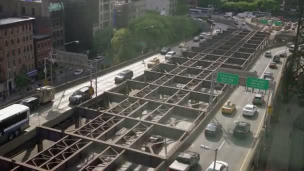 Che si affaccia sulla strada del traffico in città . — Video Stock