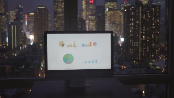 Revisar los gráficos estadísticos de los negocios en la computadora — Vídeo de stock