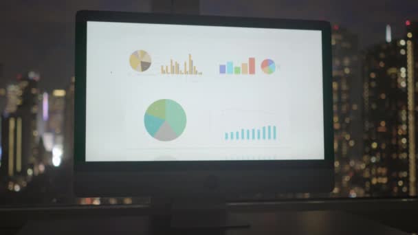 Przeglądając wykresy statystyki biznesowe na komputerze — Wideo stockowe