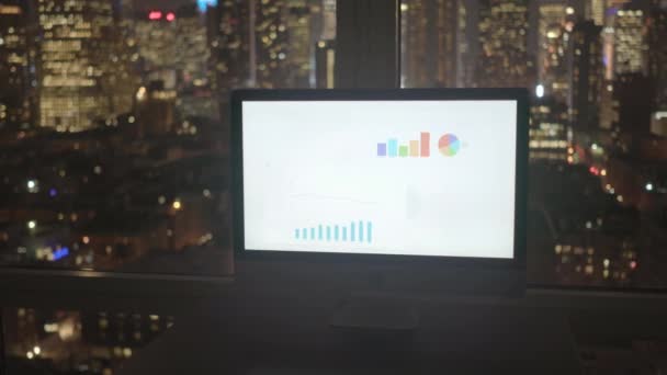 Revisione dei grafici statistici aziendali sul computer — Video Stock