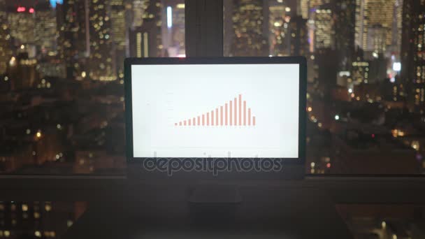 Revisar los gráficos estadísticos de los negocios en la computadora — Vídeo de stock