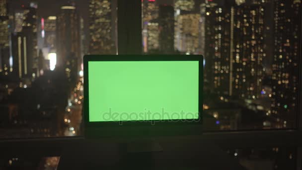 Ordenador cubierto de pantalla verde en la oficina — Vídeos de Stock