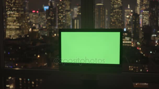 Computer mit grünem Bildschirm im Büro — Stockvideo