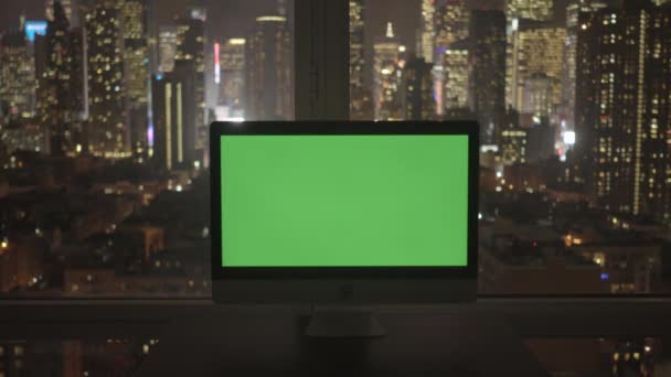 绿屏覆盖的计算机在办公室 — 图库视频影像