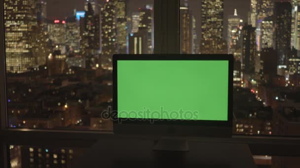 Ordenador cubierto de pantalla verde en la oficina — Vídeo de stock