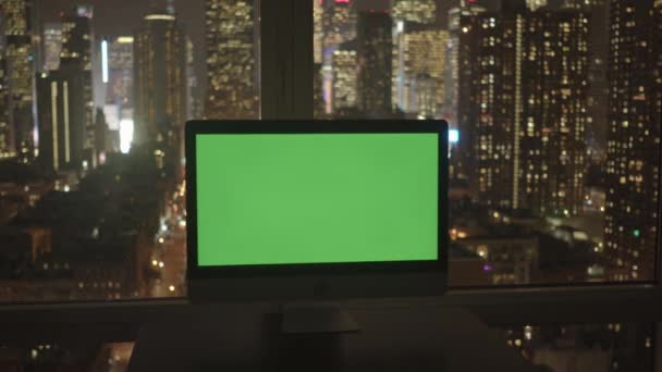 Ordenador cubierto de pantalla verde en la oficina — Vídeos de Stock