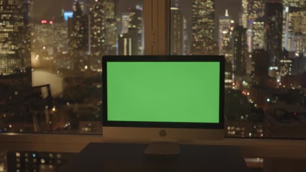 Ordinateur recouvert d'écran vert dans le bureau — Video