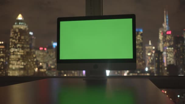 Zelená obrazovka krytá počítač v kanceláři — Stock video