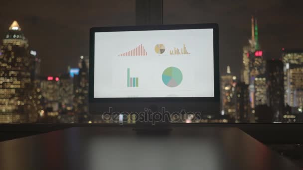 Passer en revue les graphiques statistiques des entreprises sur ordinateur — Video